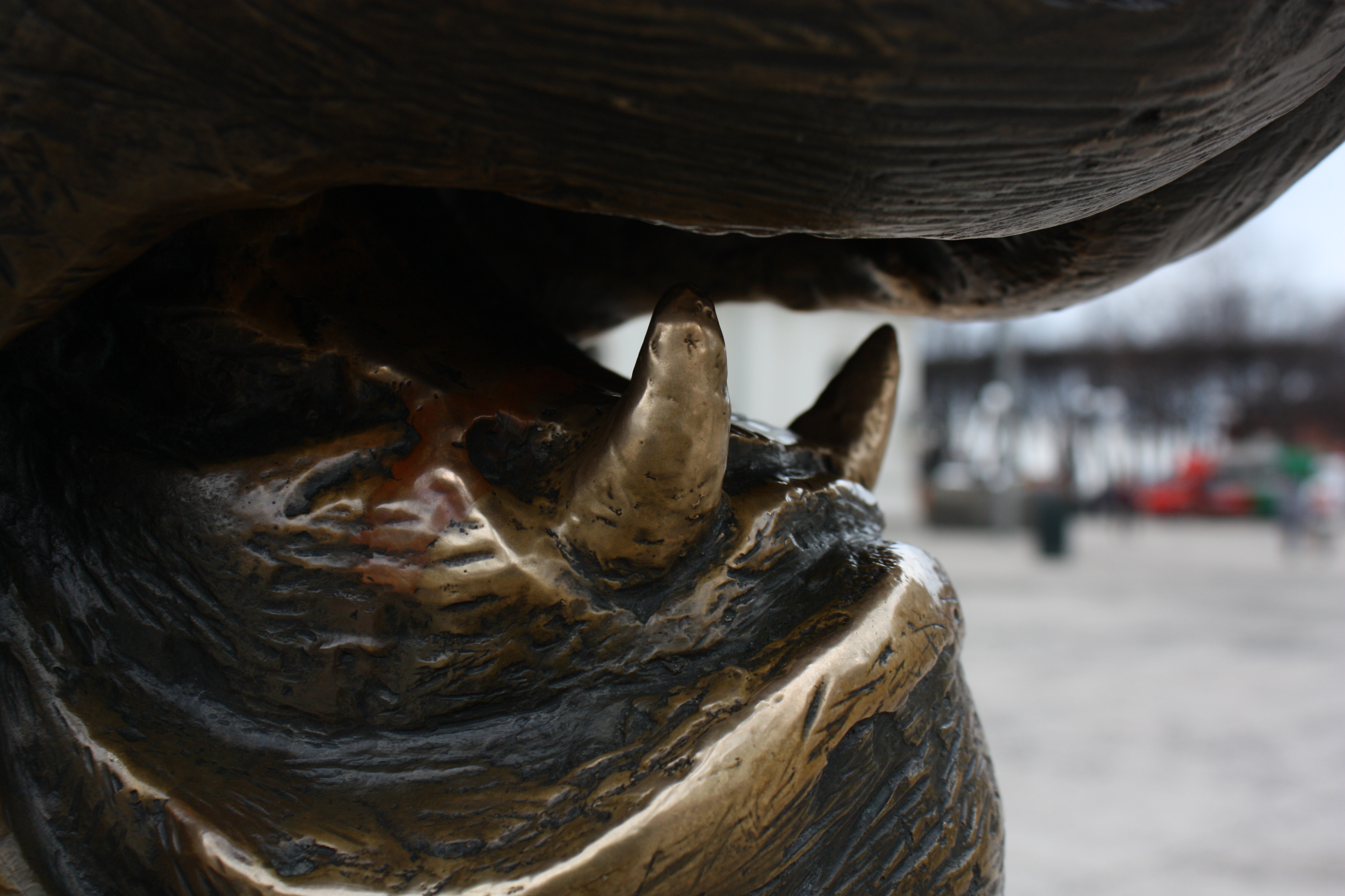 Et nærbilde av hoggtennene til tigerskulpturen på Jernbanetorget ved Oslo S