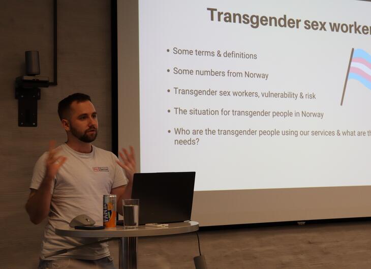 Ansatt på Pro Sentret holder presentasjon om trans sexarbeidere.